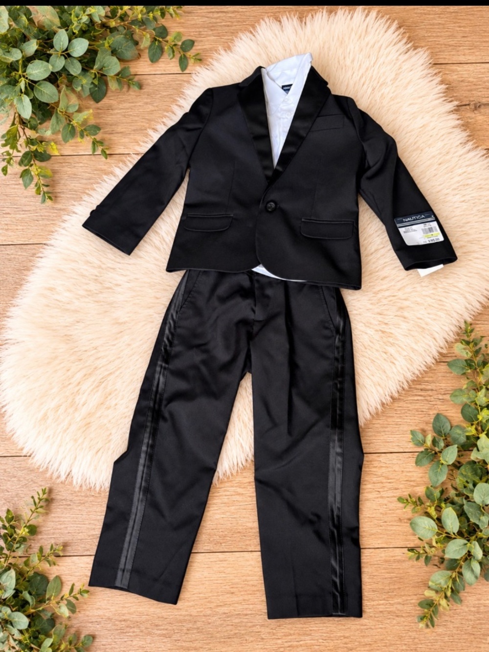 New with tags. Nautica 3 piece suit size 4 boys